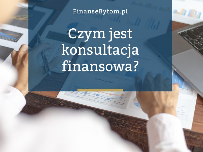 widok na męskie ręce wykonujące obliczenia finansowe