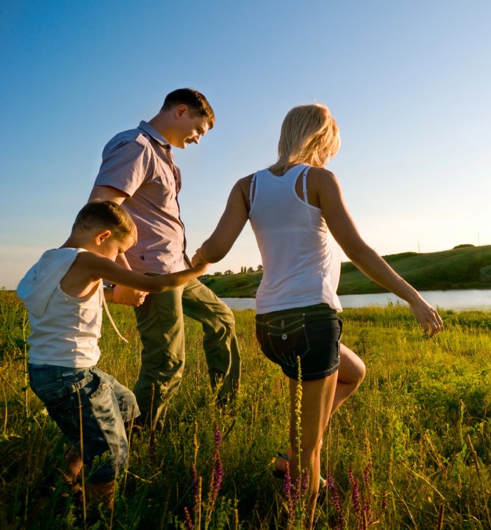 Rodzina spacerująca po łące