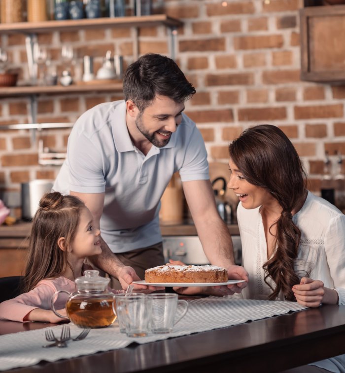 rodzina spędzająca czas w domu