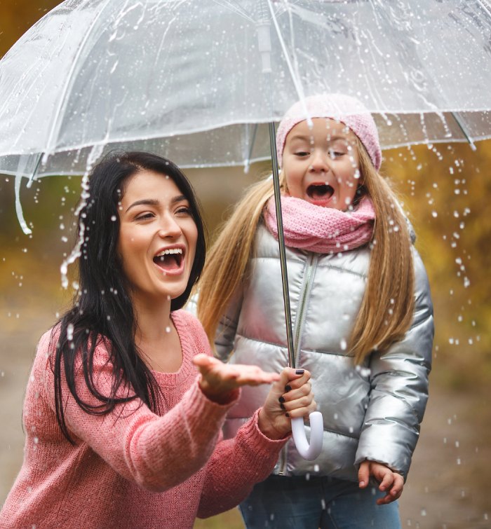 mama i córka pod parasolem