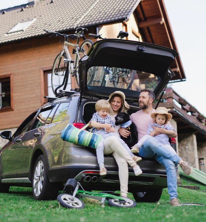 Rodzina w samochodzie na wakacjach