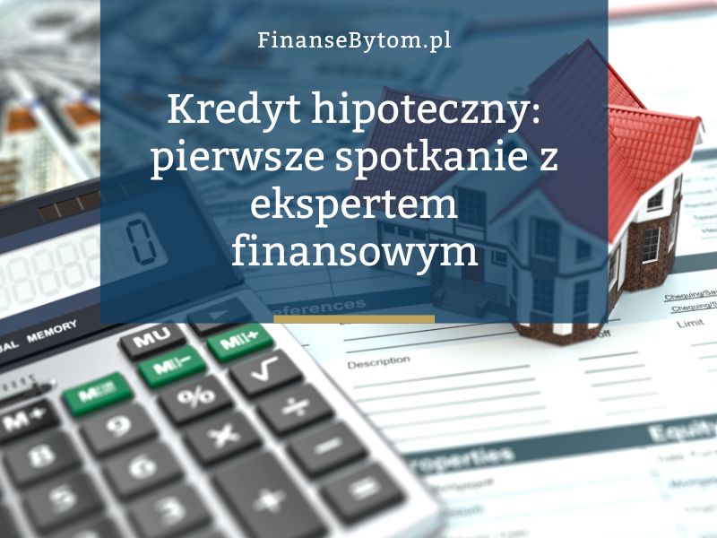 widok na dokumenty, model domku i kalkulator