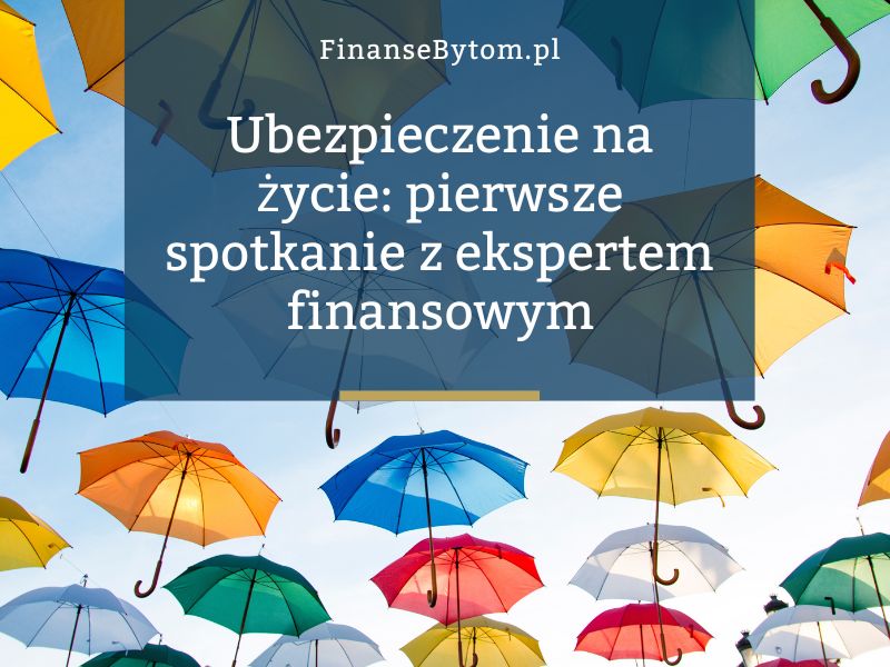 kolorowe parasole na tle nieba