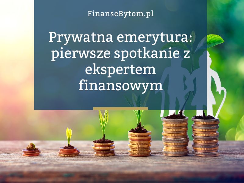 wykres wzrostowy zrobiony ze słupków monet, na których stoją figurki papierowe emerytów