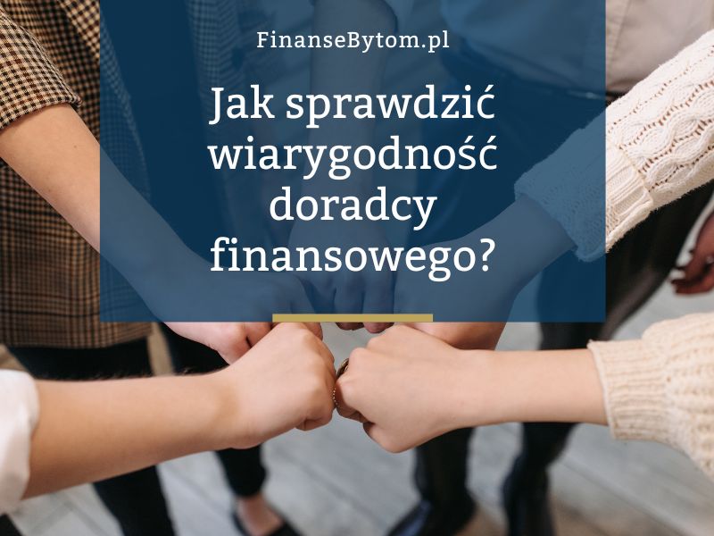 Grupa ludzi w kole trzymająca razem ręce