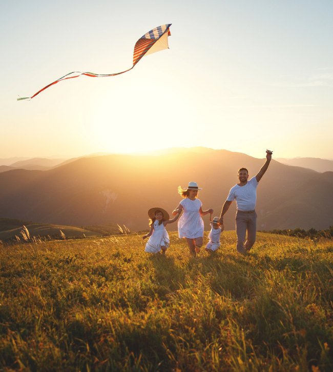 rodzina na łące puszcza latawce