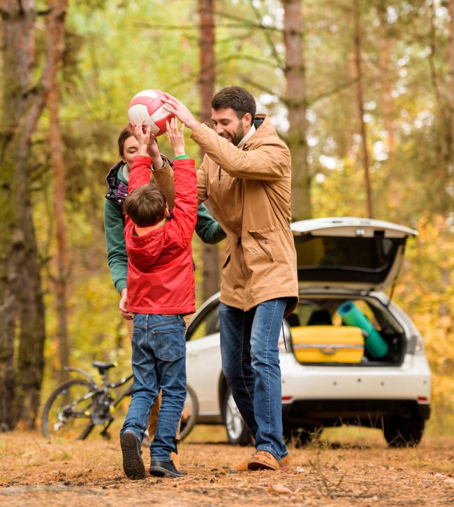 wycieczka rodzinna w lesie